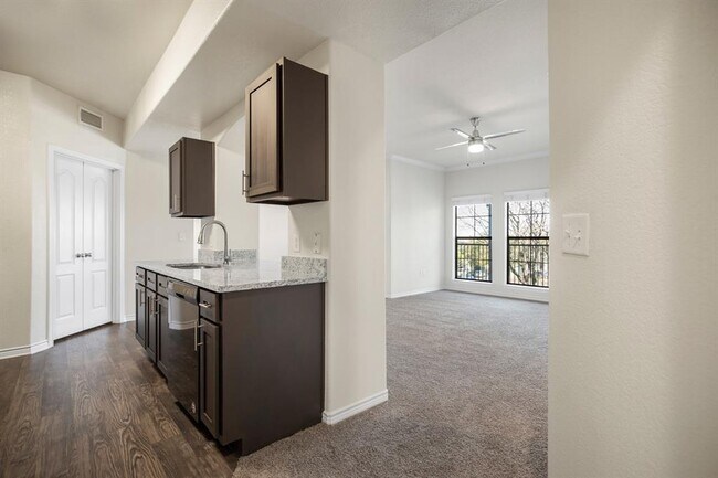 Foto del edificio - 501 E Stassney Ln