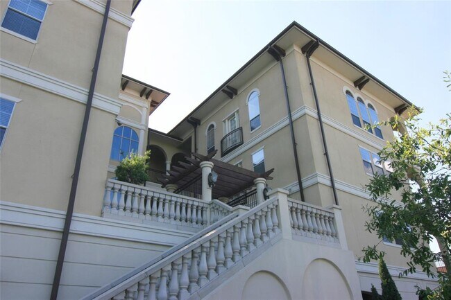 Foto del edificio - 7134 Mapleridge St