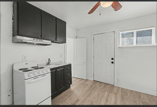 Building Photo - 732 N Victor Ave