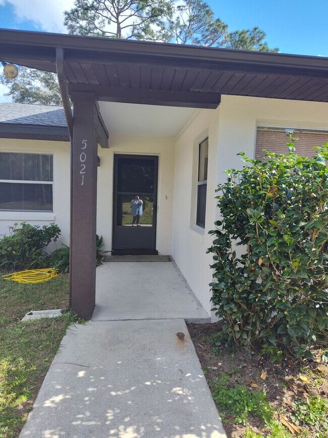 Foto del edificio - 3 BEDROOM 2 BATH NEW LAMINATE FLOORS
