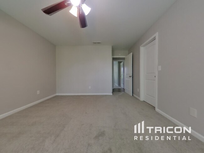 Building Photo - 652 Amberwood Dr