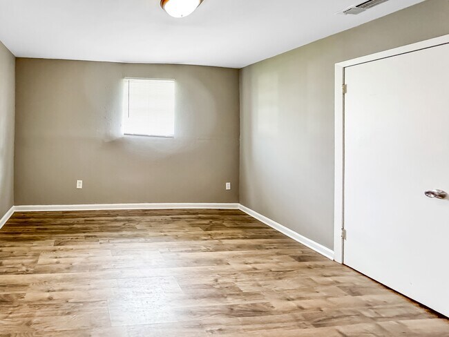 Foto del edificio - 321 Robinson Ave