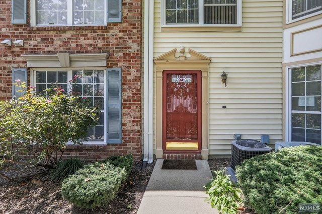 Main entrance - 42 Boston Ct