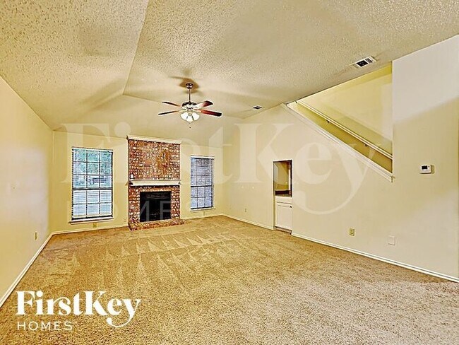 Foto del edificio - 811 W Lynn Creek Dr
