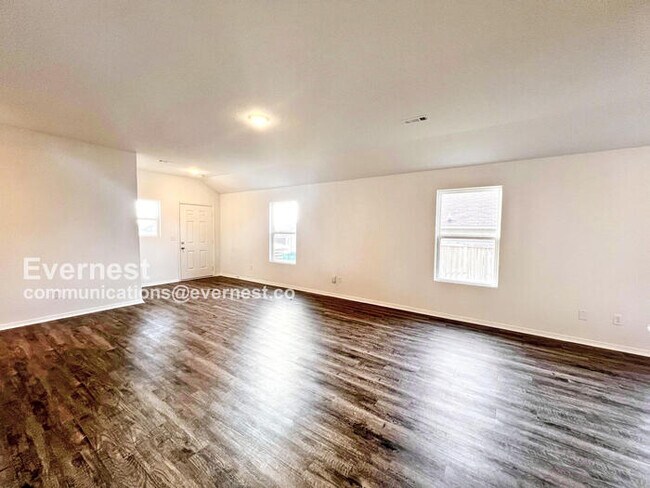 Building Photo - Charming 3-Bedroom Home with Garage / Pet-...