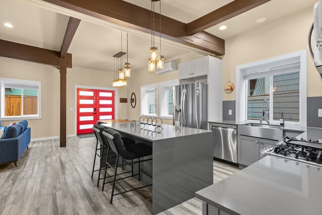 Building Photo - 917A 17th Ave