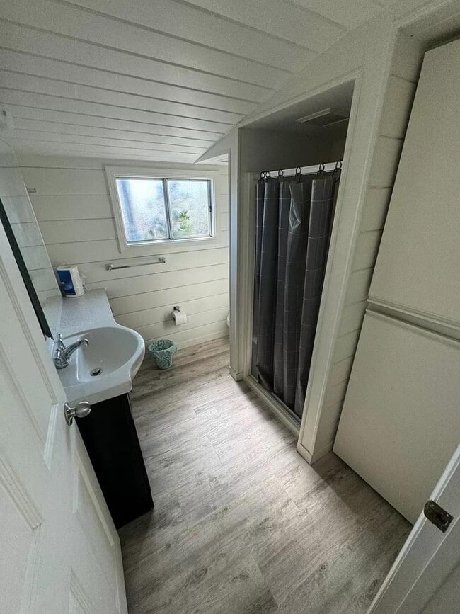 Foto del edificio - 1749 Santa Barbara Ave