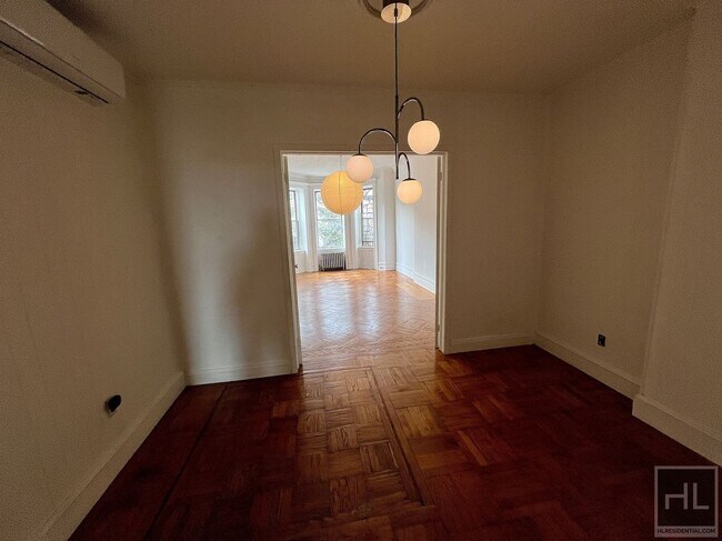 Foto del edificio - 2.5BR 1BA Crown Heights Limestone Parlor L...