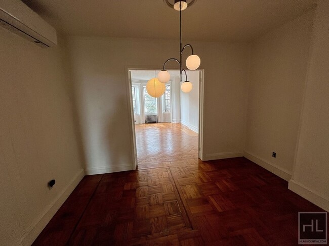 Building Photo - 2.5BR 1BA Crown Heights Limestone Parlor L...