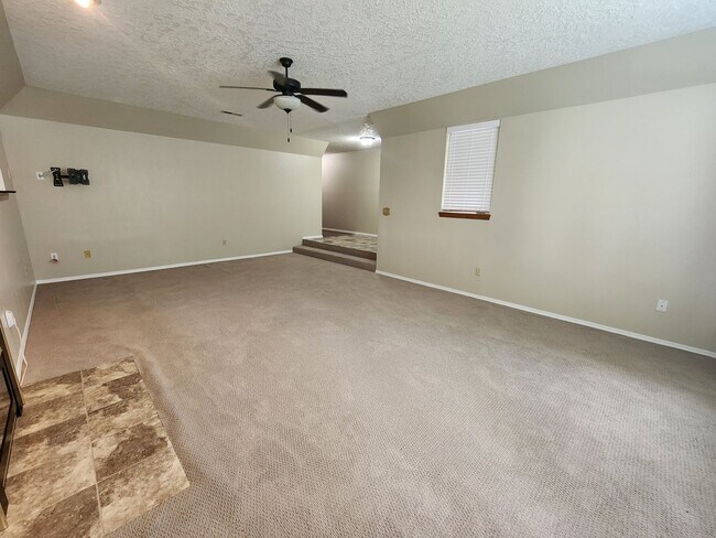 Building Photo - Nice Townhouse Close to Gage
