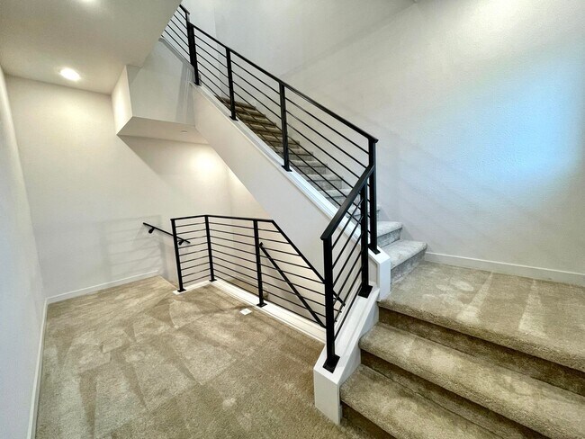 Building Photo - 3B/2BA Home with Private Elevator & Mountain Views!