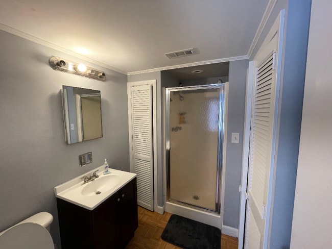 Building Photo - 219 Lakewood Dr