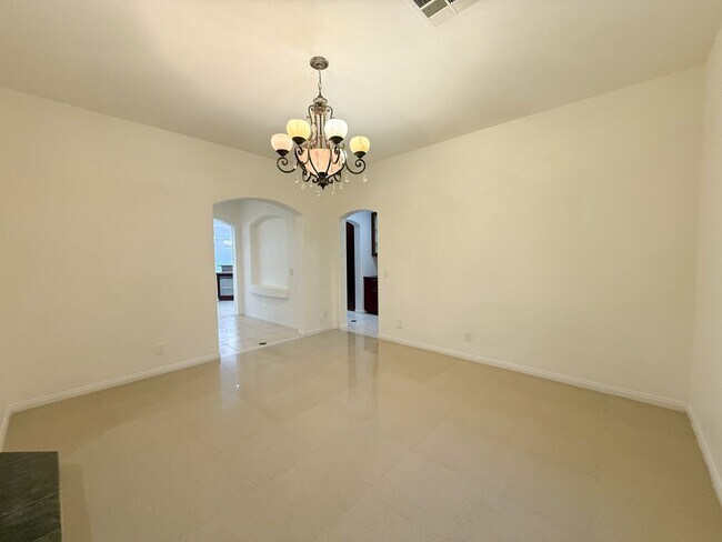 Foto del edificio - SPACIOUS HOME IN GATED COMMUNITY WITH POOL, RV PARKING & 4-CAR GARAGE!