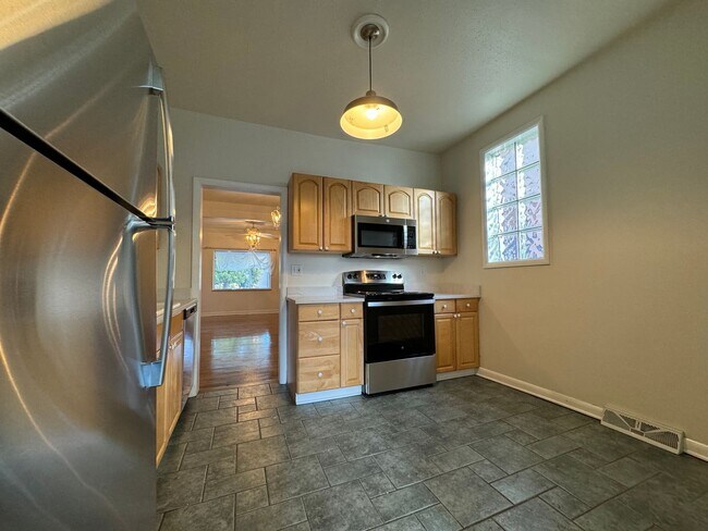 Foto del edificio - 3 Bedroom 2 Full Bath Plus Office Renovated Victorian Style Family Home Available Mid December!!