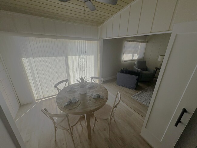 Foto del edificio - 907A Gibbs Rd