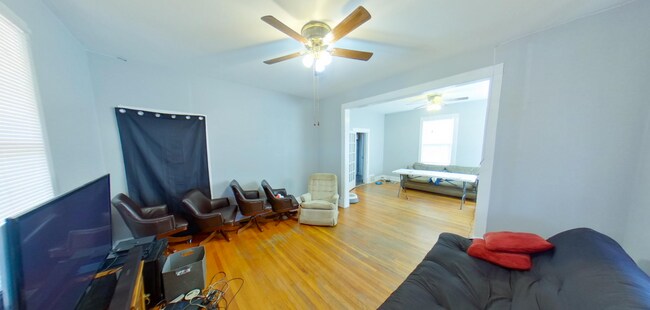 Foto del edificio - 3D Tour Available - Fenced-in Yard + Off-S...