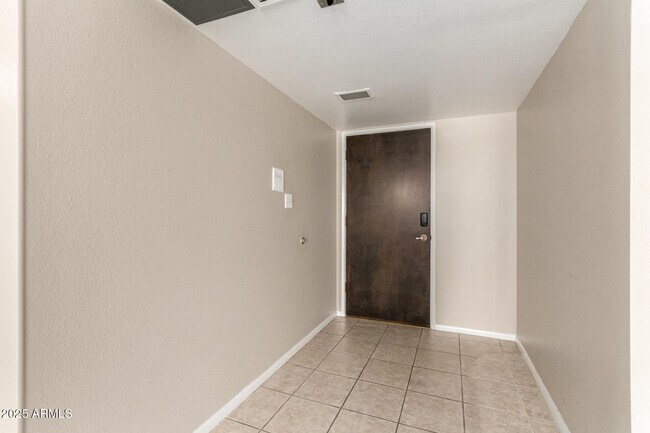 Foto del edificio - 7930 E Camelback Rd