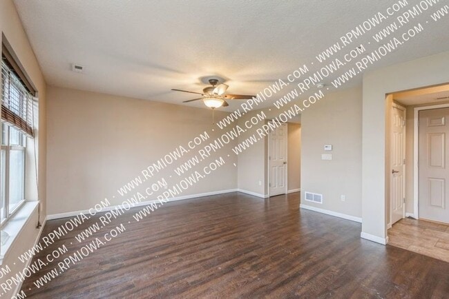 Building Photo - LARGE TWO-STORY TOWNHOME!! 4 Bedroom, 2.5 ...