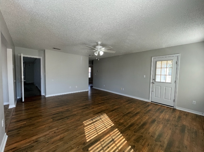 Building Photo - 447 Apple Dr