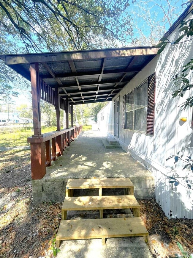 Building Photo - 1826 Bainbridge Ave