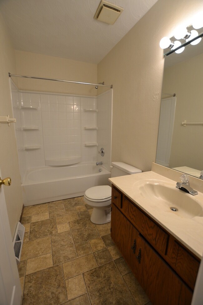 Foto del edificio - 626 Meadowood Ln