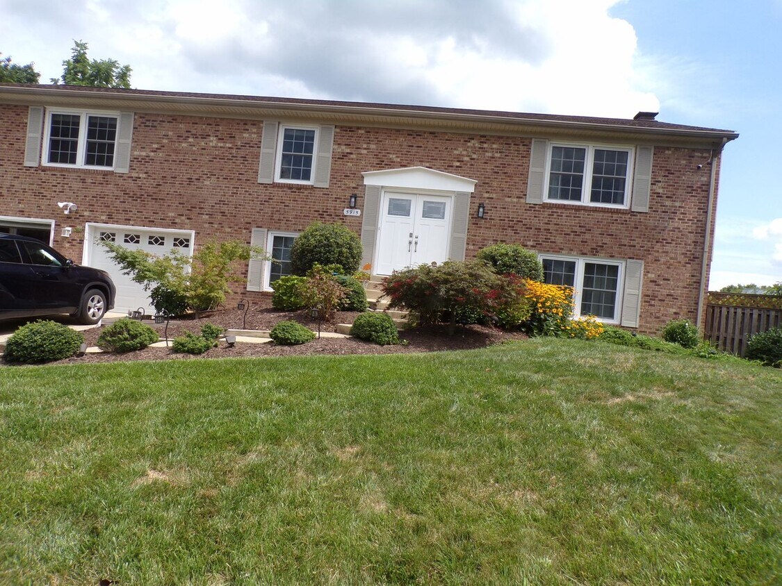 Primary Photo - WOW Factor Home in Alexandria