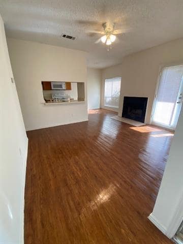 Foto del edificio - 7126 Holly Hill Dr