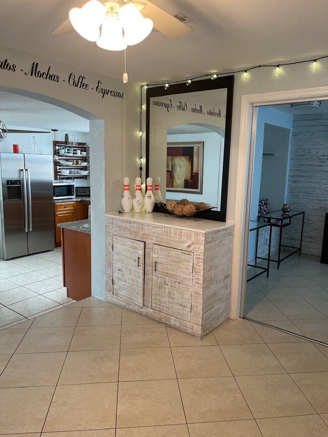 3x1 or 4x2 lobby/ sitting area - 2440 Manasota Beach Rd