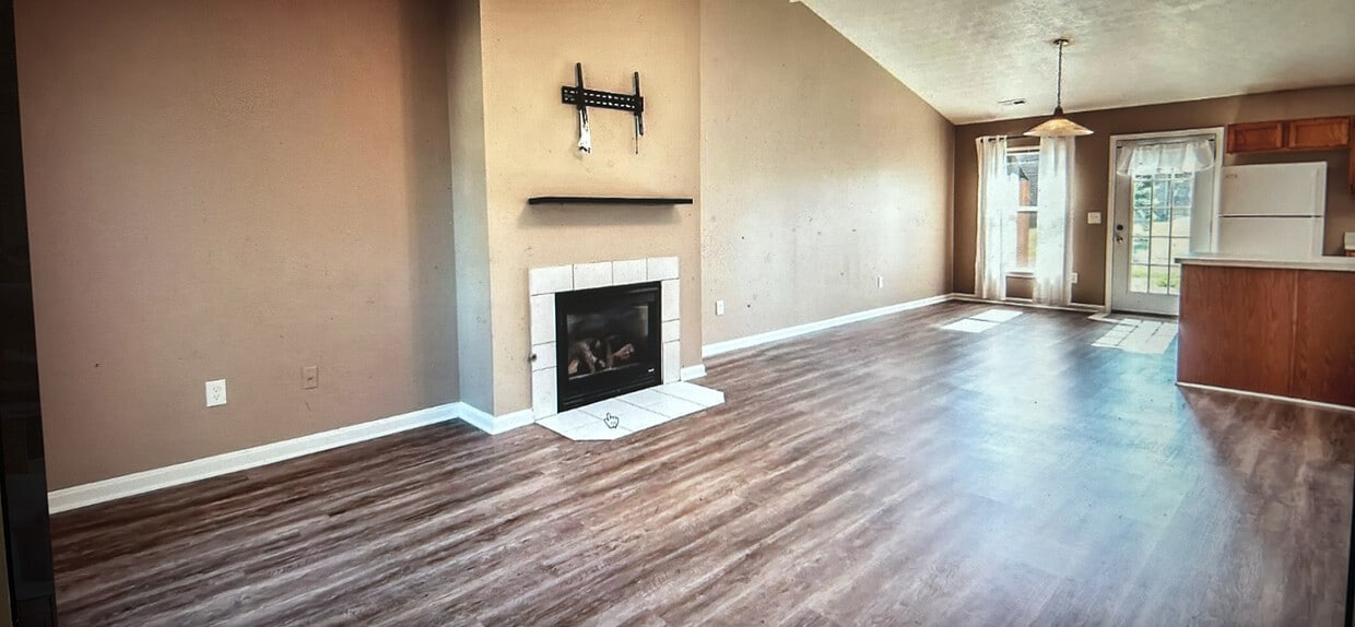 family room with fireplace - 906 Green Ct