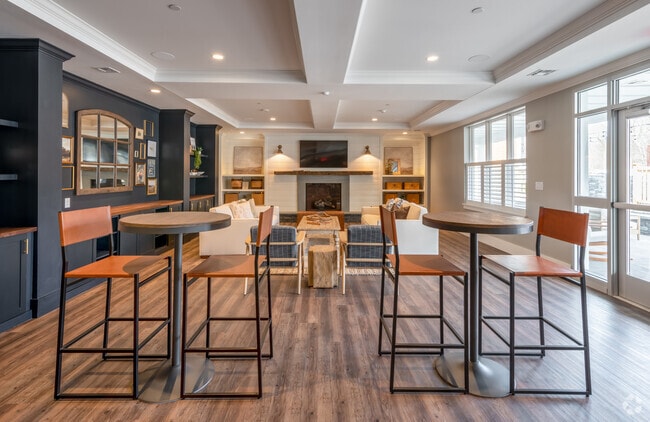 Salón para residentes, mesas - Foxmeadow Farm