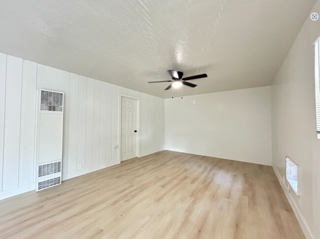 Foto del edificio - 951 N Redwood Rd