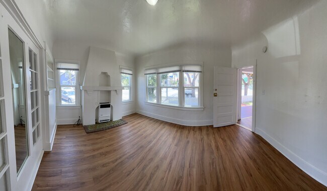 Building Photo - 643 E 7th St