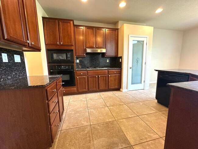 Foto del edificio - Gated Community Stunner Ready to be Called Home