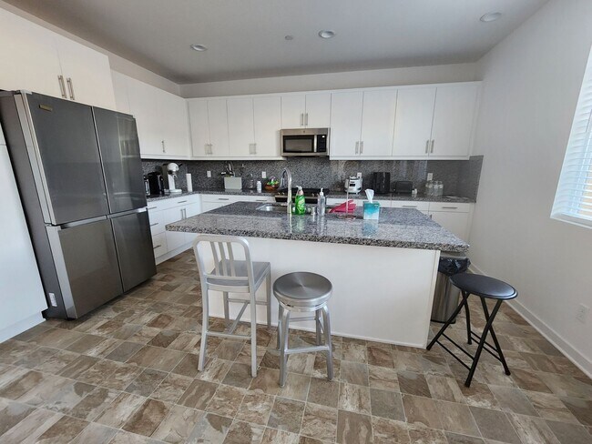 Foto del edificio - Modern 4BR Townhome in Fontana