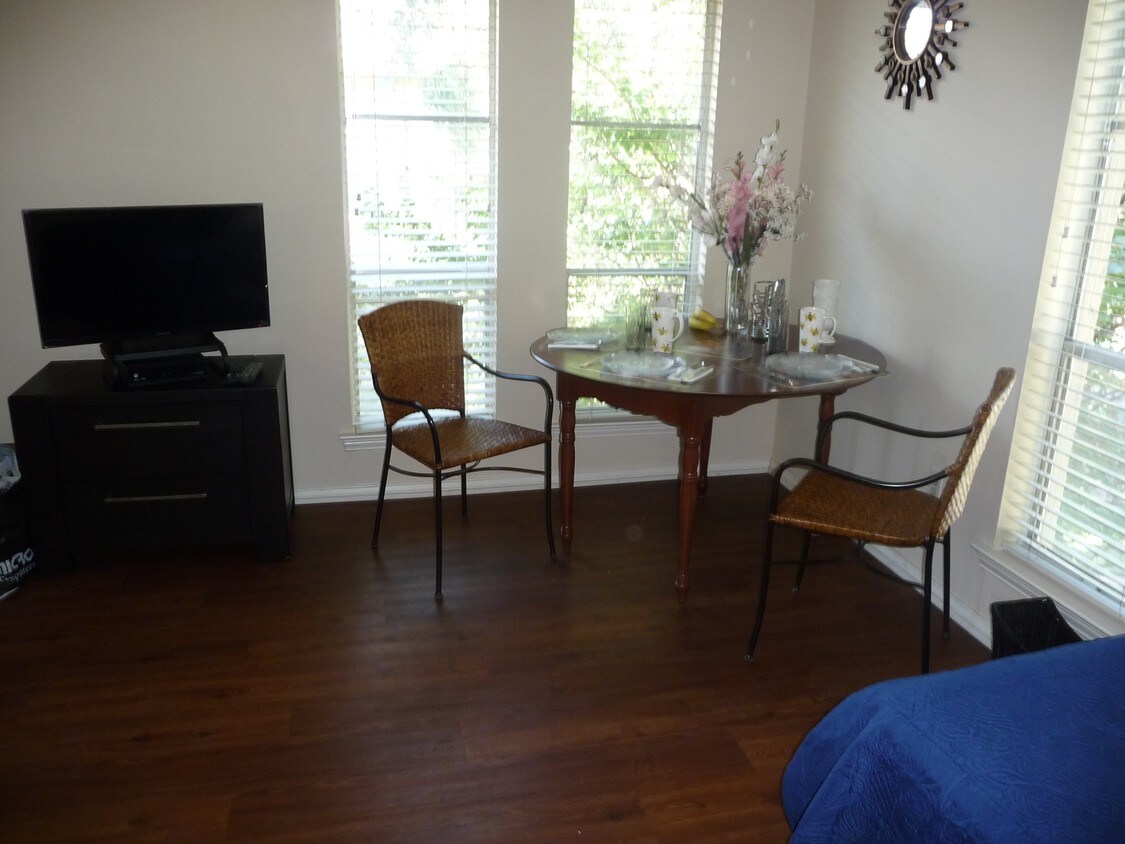 Comfortable Seating Area - 5808 Sandhurst Ln