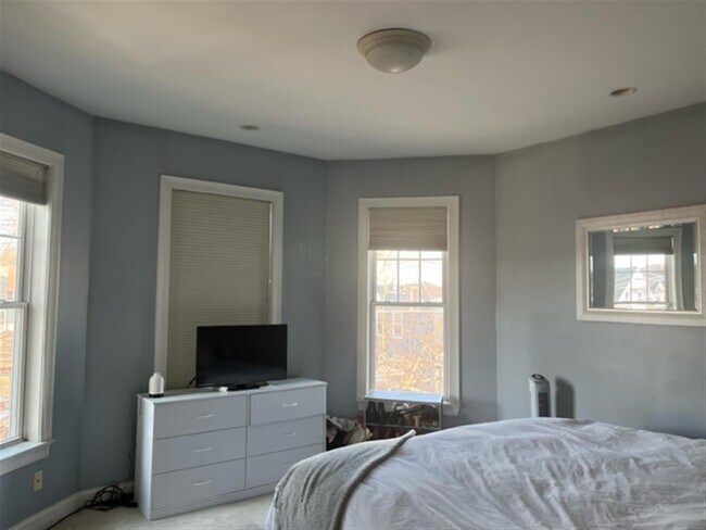 Building Photo - 146 Clifton St