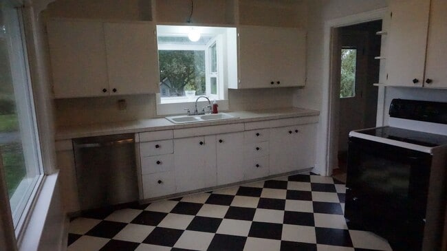 Building Photo - Country living yet close to city for all the conveniences