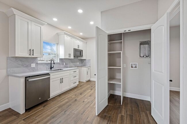 Building Photo - 619 S Sacramento St