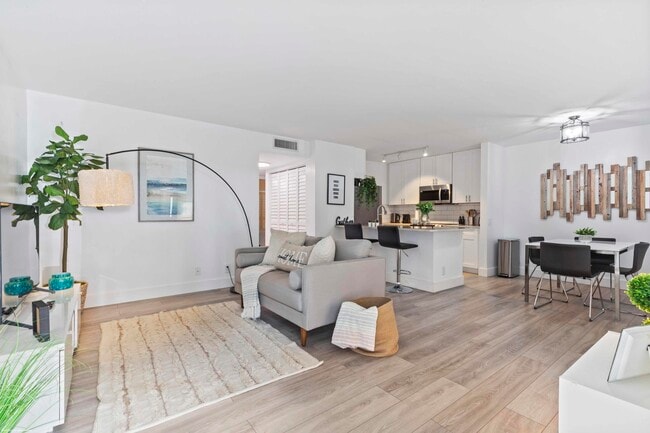 Building Photo - 711 Forest Club Dr