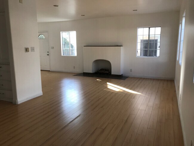 Building Photo - 1182 N Kingsley Dr