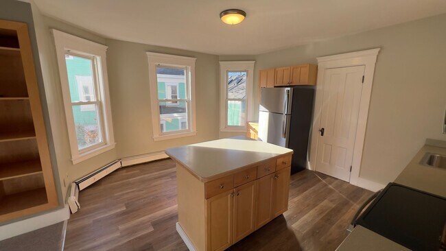 Building Photo - Spacious Sunny 2 BR-Walk to Downtown-Laund...