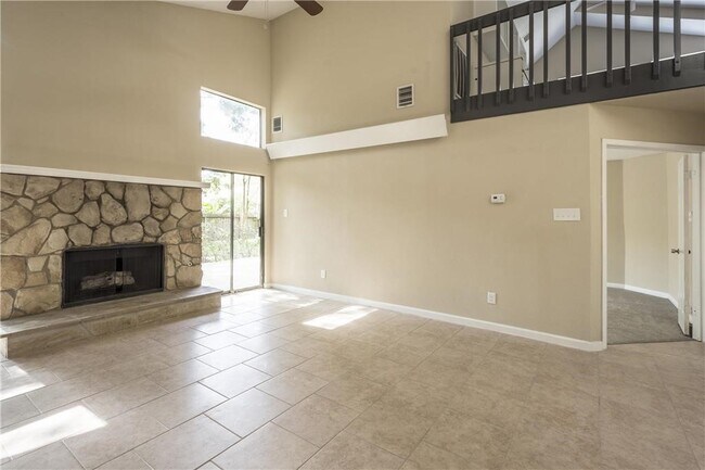 Foto del edificio - 535 Enchanted Ln