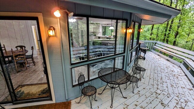 Foto del edificio - 828 Little Pine Mountain Rd