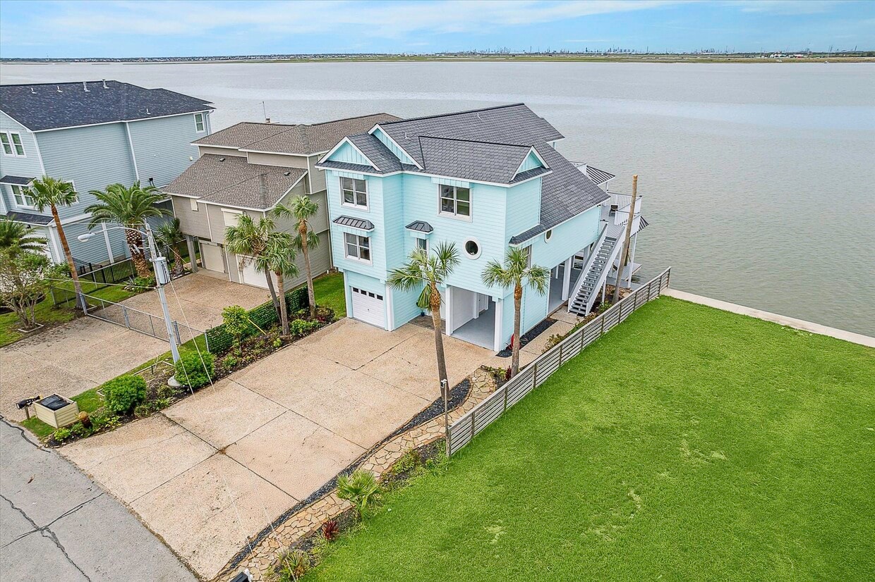 Primary Photo - 1322 Outrigger St