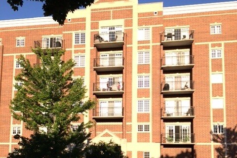 Front of building - 405 S Creekside Dr