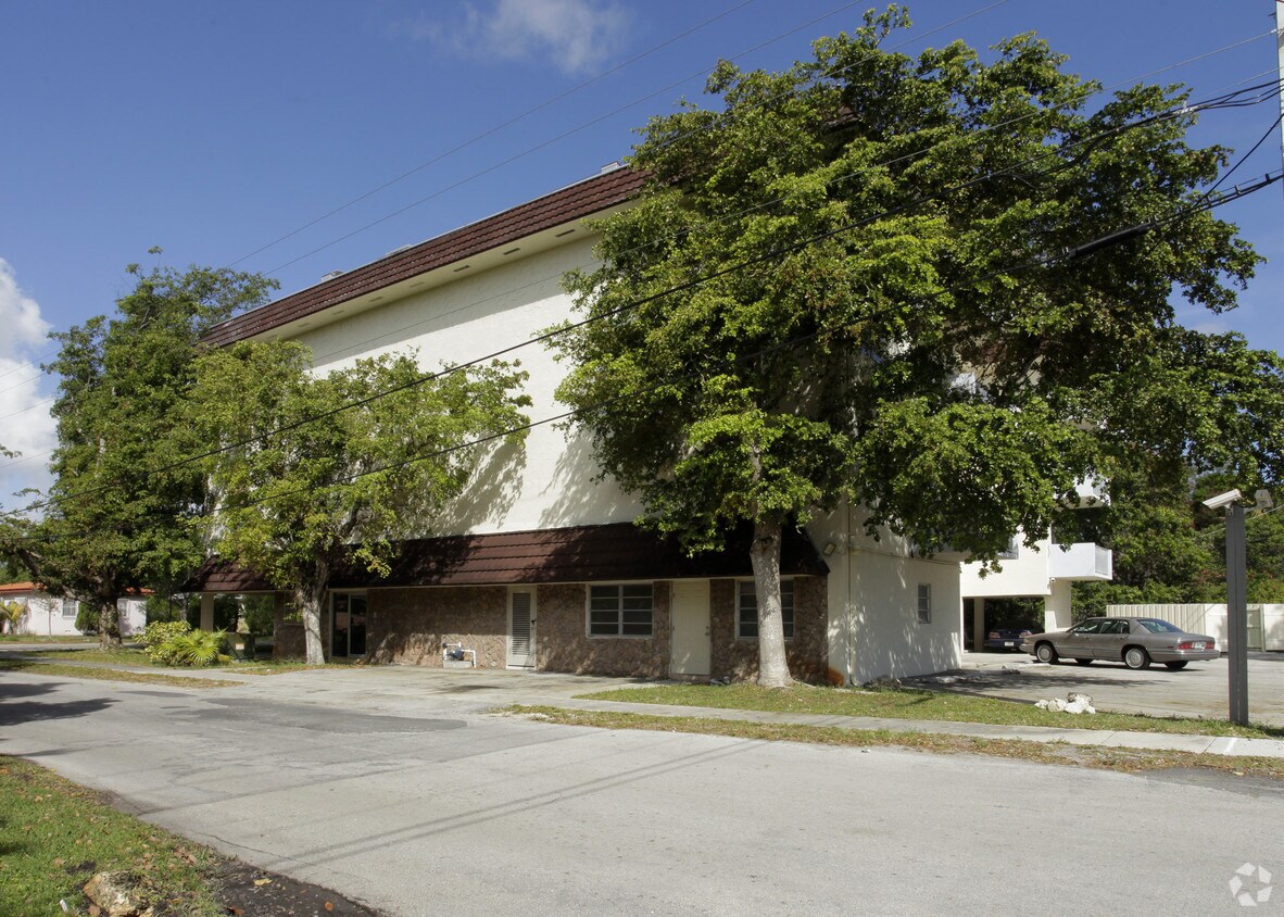 Building Photo - Biscayne Pointe