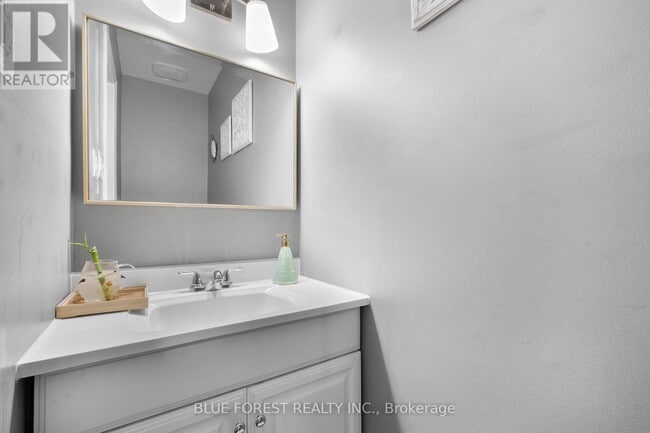 Building Photo - 166 Southdale Rd W