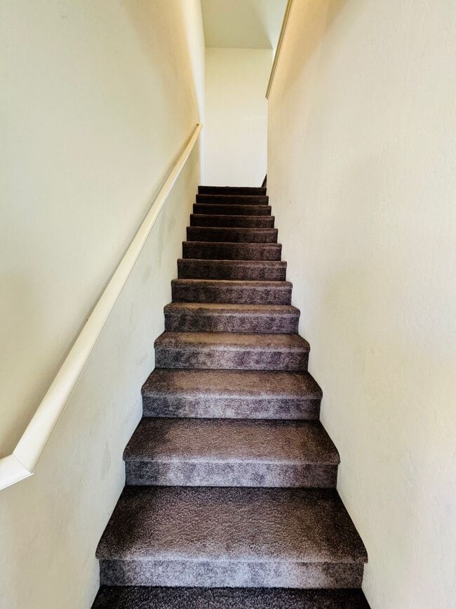Building Photo - Perfect 5 bedroom, 3.5 bath home with atta...