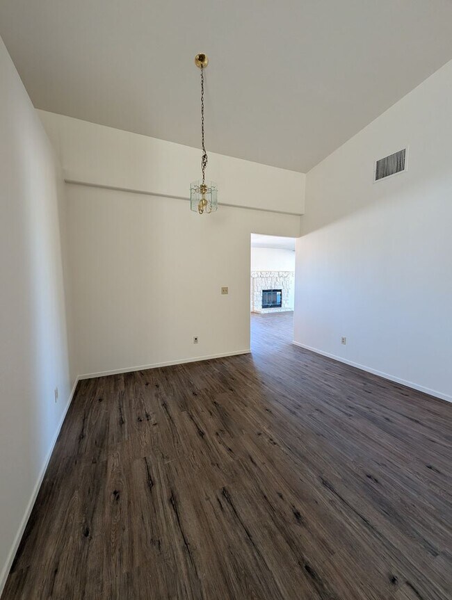 Foto del edificio - No need to wait! Available NOW!