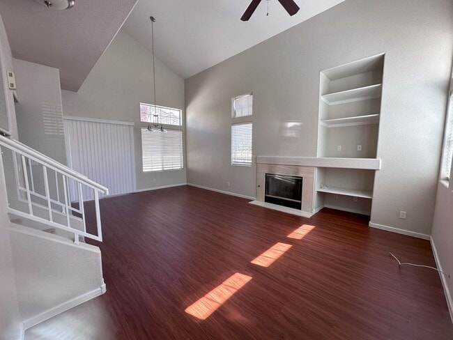 Building Photo - Fantastic Green Valley home
